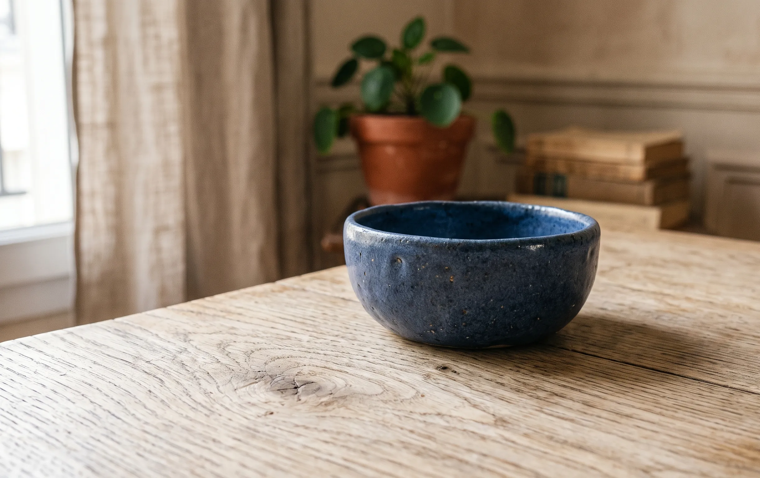 ikea seconde vie : Gros plan sur la texture d'un meuble en bois clair avec un objet en céramique bleu ardoise